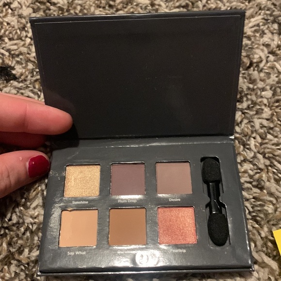 Ulta Beauty Eyeshadow pallet with applicator - Picture 3 of 3